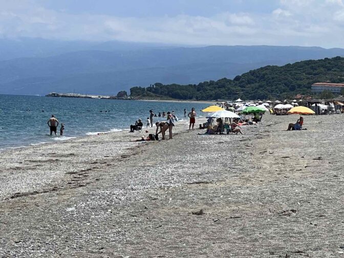 Πρώτο μπάνιο στα παράλια της Λάρισας – Δείτε φωτογραφίες