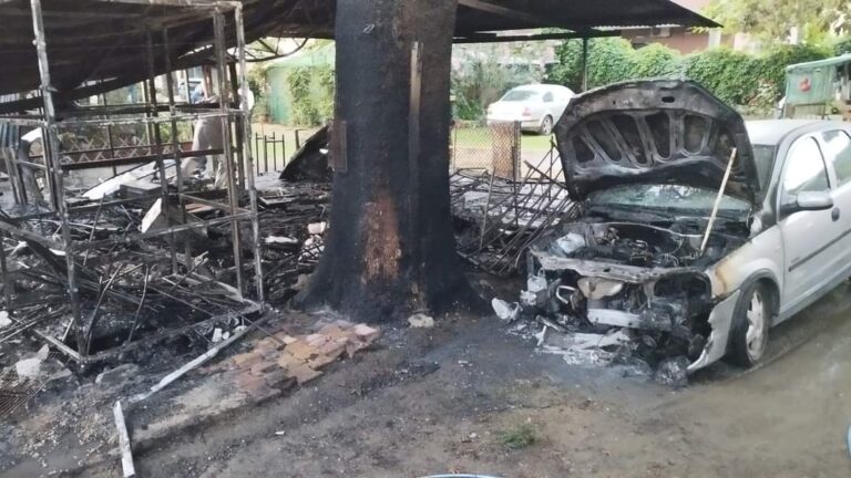 Φωτιά σε κάμπινγκ τα ξημερώματα στον Πλαταμώνα (φωτό)