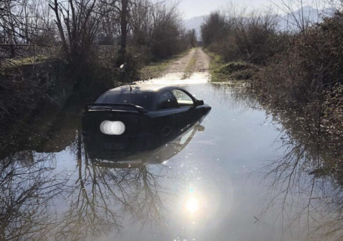 Τρομερή περιπέτεια για δύο άτομα που έπεσαν με αυτοκίνητο σε κανάλι