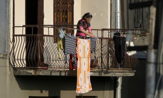Απίστευτο περιστατικό στη Λάρισα: Περνούσε κάτω από το μπαλκόνι και του έριξε μπουκάλι με χλωρίνη!