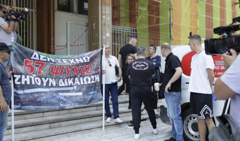 Στη Λάρισα συγγενείς θυμάτων της τραγωδίας των Τεμπών: «Περιμένουμε απαντήσεις από τον ανακριτή» (φωτό – βίντεο)