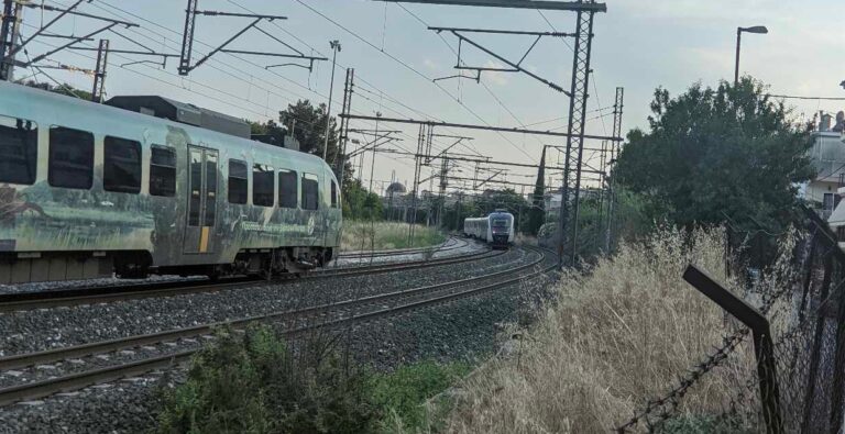 Λάρισα: Γλυτώσαμε από νέα σιδηροδρομική τραγωδία-Δύο τρένα στην ίδια γραμμή