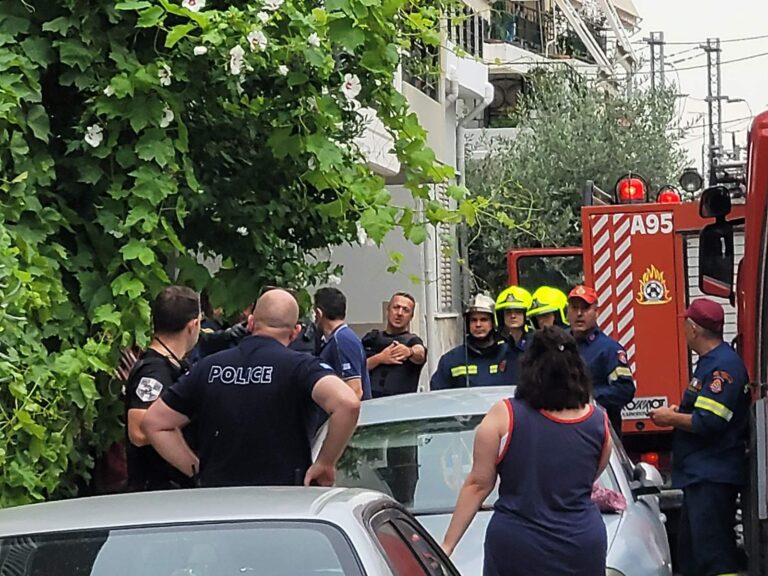 Φρικτός θάνατος στη Λάρισα: Νεκρός άνδρας, αυτοπυρπολήθηκε, πήδηξε από μπαλκόνι και καρφώθηκε σε κάγκελα! (φωτό – βίντεο)