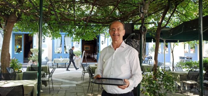 Κώστας Γεροκώστας: 47 χρόνια ο καλύτερος σερβιτόρος της πόλης!
