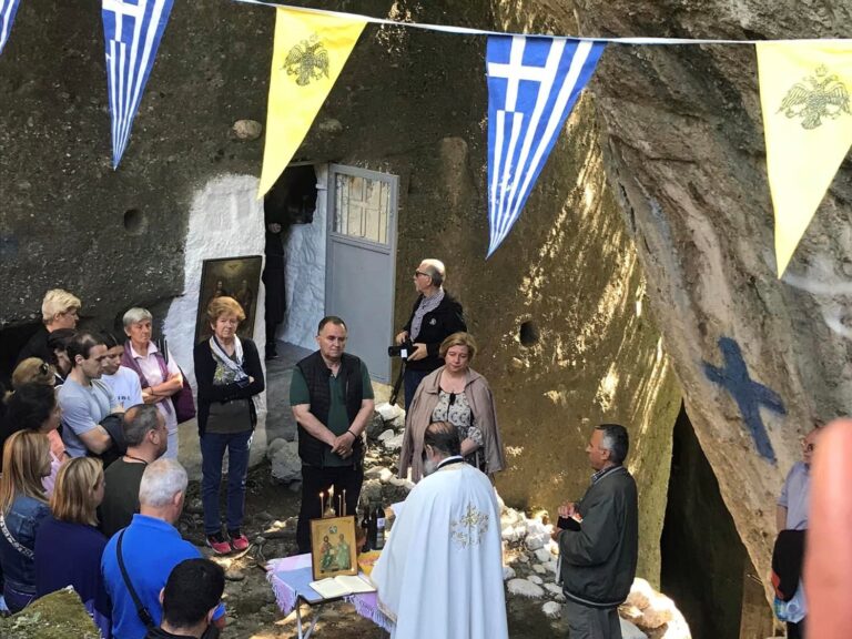 Μαγικές εικόνες από τον εορτασμό του Αγίου Πνεύματος στα Μετέωρα