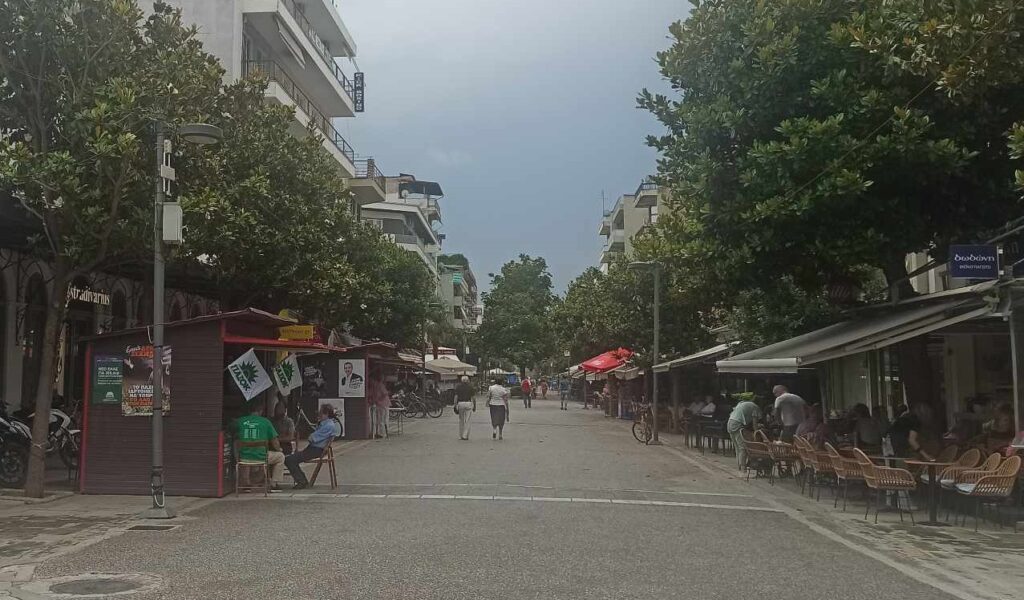 Άνοιξαν και περιμένουν τα εκλογικά περίπτερα στην Ασκληπιού