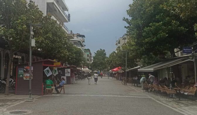 Άνοιξαν και περιμένουν τα εκλογικά περίπτερα στην Ασκληπιού