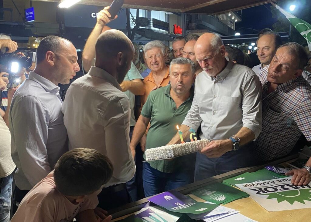 Τρικαλινός έσβησε …ΠΑΣΟΚική τούρτα με τον Παπανδρέου (φωτό)
