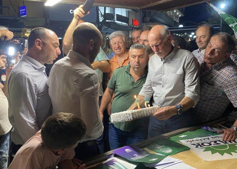 Τρικαλινός έσβησε …ΠΑΣΟΚική τούρτα με τον Παπανδρέου (φωτό)