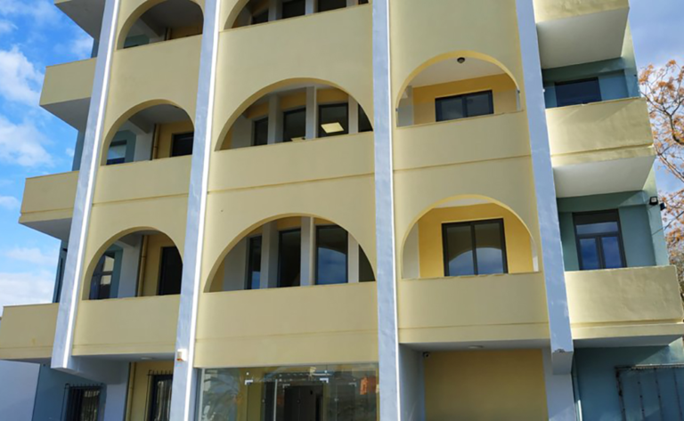 Υπάλληλος χτύπησε πολίτη με κάδρο στο κεφάλι