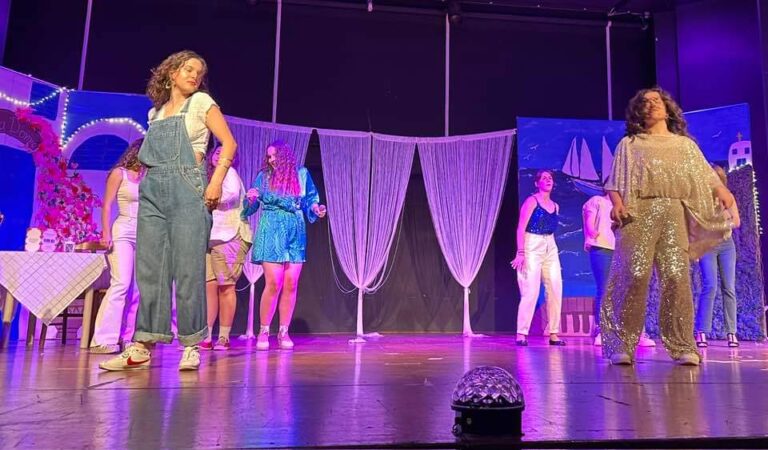 Εντυπωσίασε το «Mamma mia: The musical!» του 4ου ΓΕΛ Τρικάλων