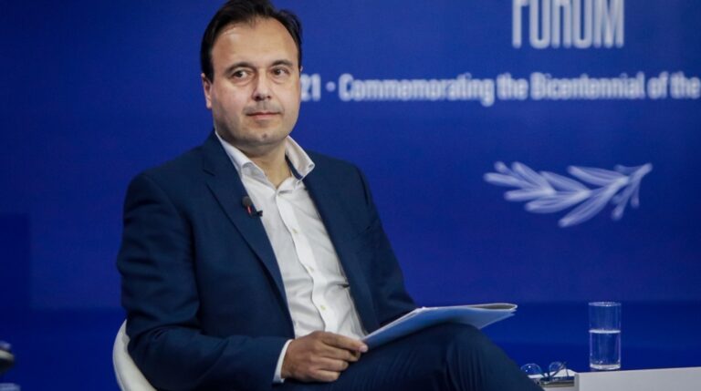 Τελεσίγραφο από τον Δημήτρη Παπαστεργίου για τη διαδοχή