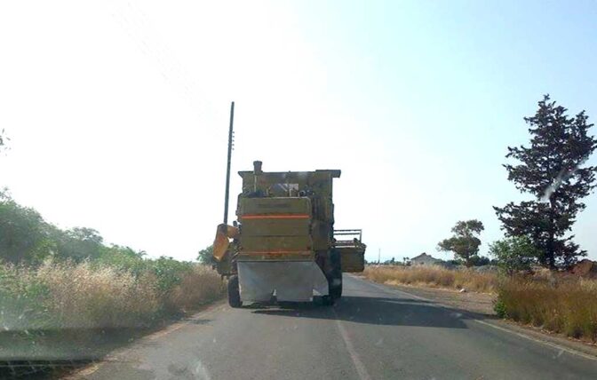 Θεριστικές και ΙΧ σε δρόμους της Θεσσαλίας