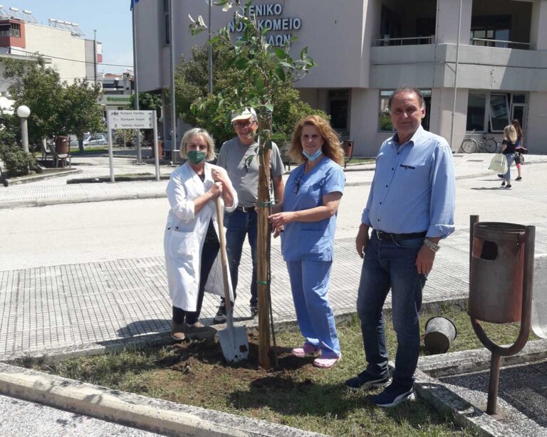 Άφησαν στηθοσκόπια και φορεία κι έπιασαν…την τσάπα στο Νοσοκομείο Τρικάλων