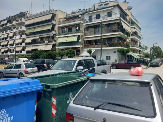 Τα σκουπίδια σε αυτόν που κλείνει την πρόσβαση στον κάδο!