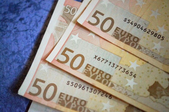 Πόλεμος για τα οικονομικά προγράμματα - Στο τραπέζι η μείωση των φόρων και η φορολόγηση των υπερκερδών