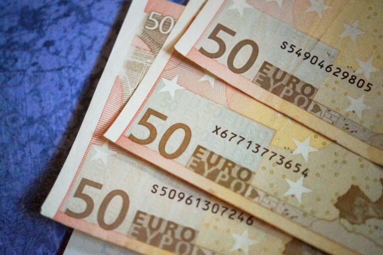 Πόλεμος για τα οικονομικά προγράμματα – Στο τραπέζι η μείωση των φόρων και η φορολόγηση των υπερκερδών
