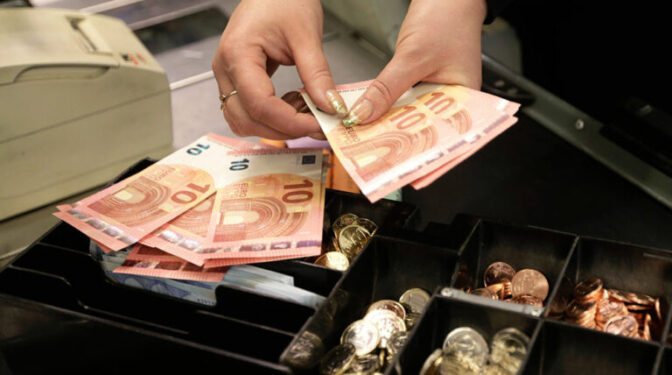 Τρίκαλα: Έβαζε …χέρι στις εισπράξεις καταστήματος!