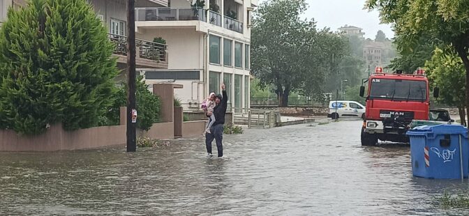 Τρίκαλα: Η πυροσβεστική βγάζει τα παιδιά από πλημμυρισμένο σχολείο
