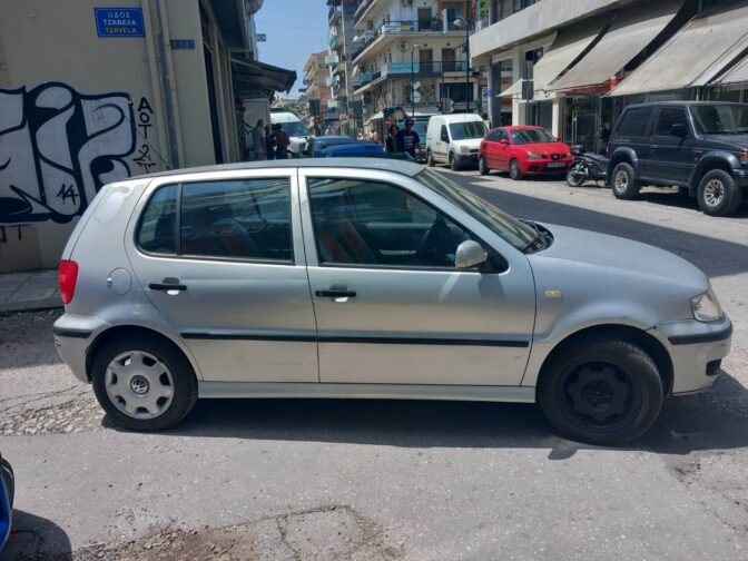 Τρίκαλα: Πάρκαρε στη …μέση του δρόμου και έφυγε! (φωτό)