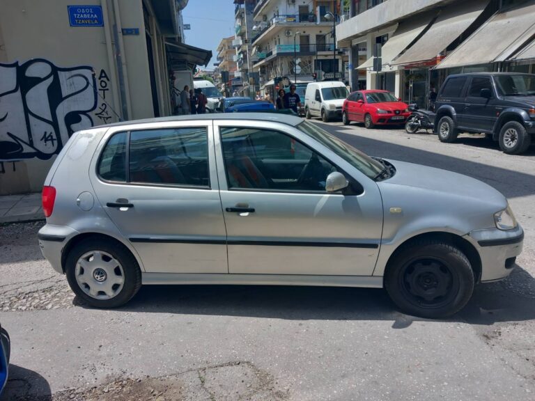 Τρίκαλα: Πάρκαρε στη …μέση του δρόμου και έφυγε! (φωτό)