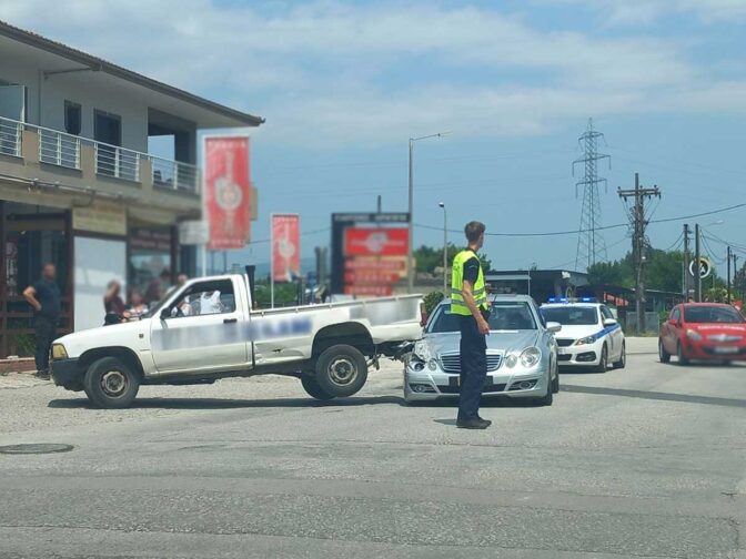 Αγροτικό σηκώθηκε στον ...αέρα μετά απο τροχαίο στα Τρίκαλα (φωτό)
