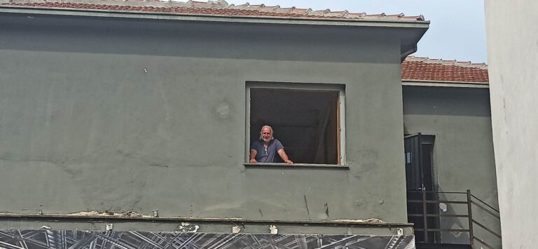 Ο άρχοντας της γυψοσανίδας Κώστας Κατσαντώνης επί το έργον!
