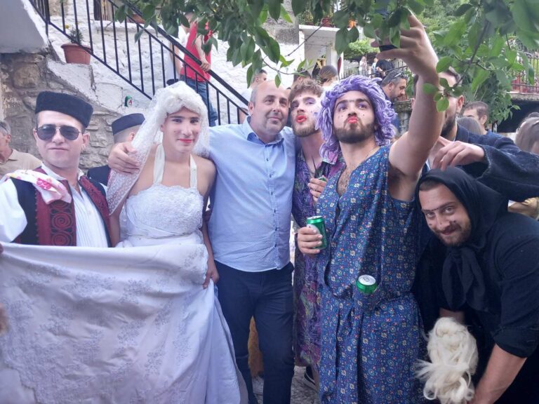 Αναβίωσε και φέτος το «νυφοπάζαρο» στην Πύρρα Τρικάλων (φωτό – βίντεο)