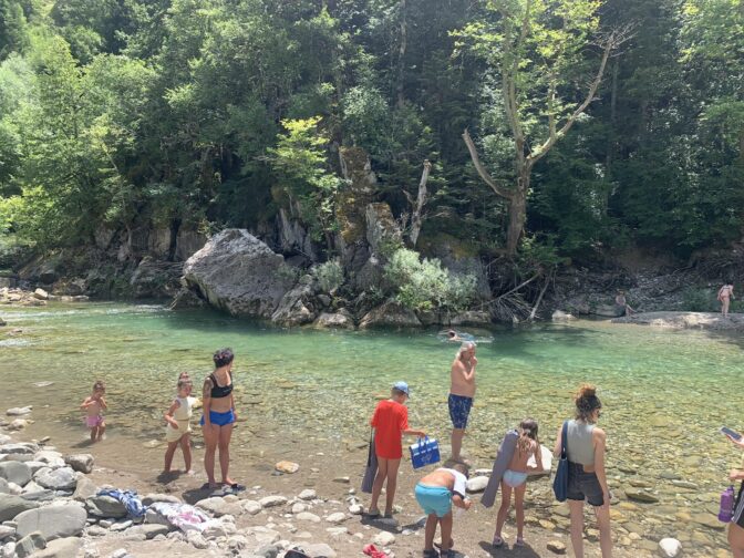 Για μπάνιο στην ...παραλία του Ασπροποτάμου (φωτό)