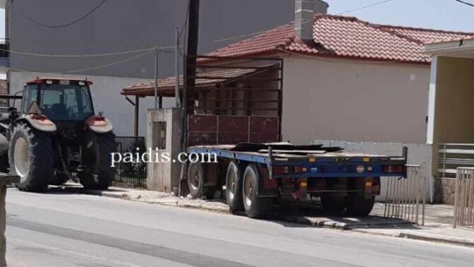 Αμπελώνας Λάρισας: Καρότσα τρακτέρ μπήκε σε ...αυλή σπιτιού! (φωτό)