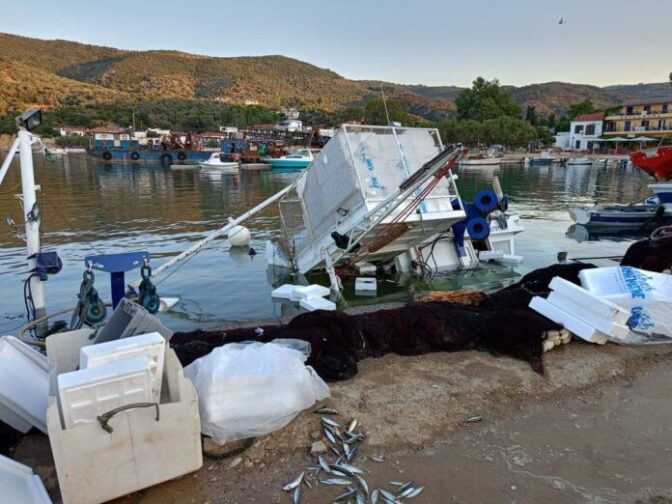 Πήλιο: Βυθίστηκε αλιευτικό στον Πλατανιά (φωτό)