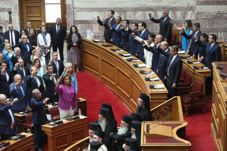Ορκίστηκαν οι 300 της νέας Βουλής (φωτό)