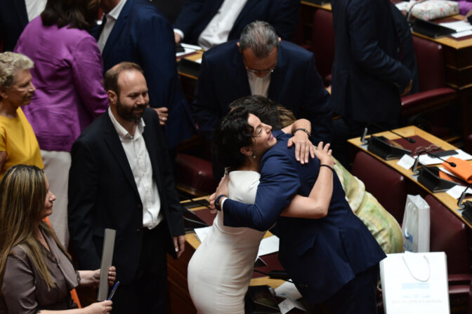 Μια μεγάλη αγκαλιά στον Αλέξη Τσίπρα από τη Μαρίνα Κοντοτόλη