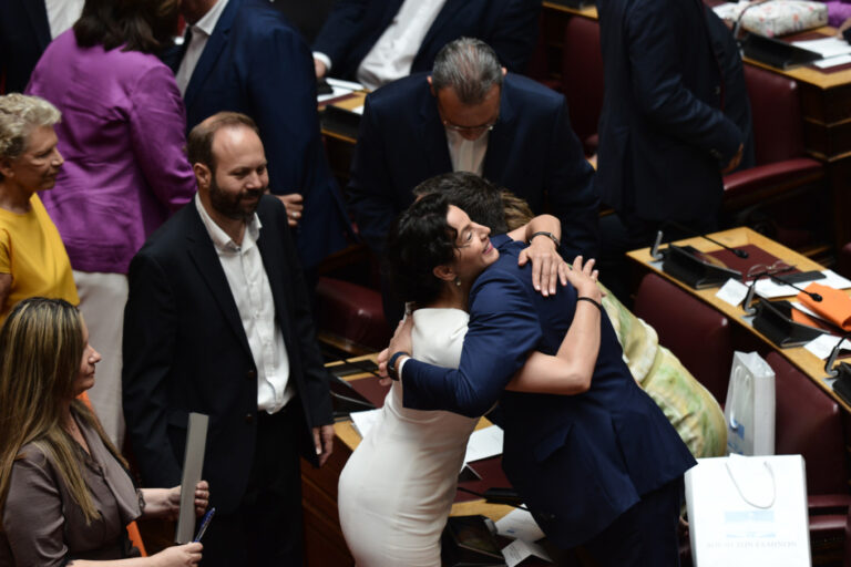 Μια μεγάλη αγκαλιά στον Αλέξη Τσίπρα από τη Μαρίνα Κοντοτόλη