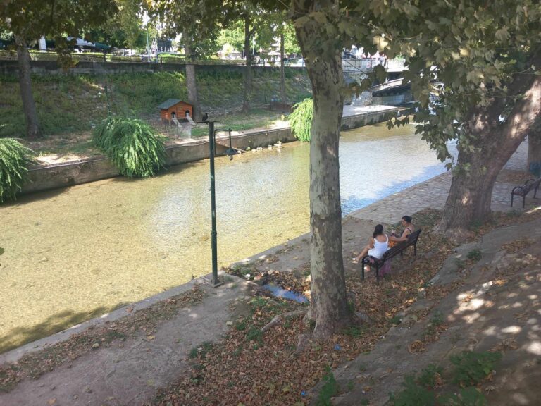 Τρικαλινές για καφεδάκι και λίγη …δροσιά στο Ληθαίο