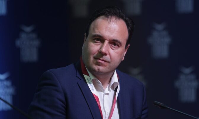 Διευθυντή από το Μαξίμου πήρε ο Παπαστεργίου 