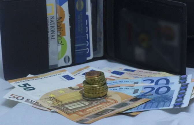 Πότε ξεκινούν οι προπληρωμένες κάρτες για τα επιδόματα ΔΥΠΑ και ΟΠΕΚΑ
