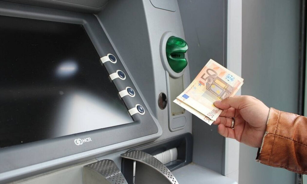 Στα ΑΤΜ χιλιάδες δικαιούχοι για τα επιδόματα και ελάχιστο εγγυημένο εισόδημα