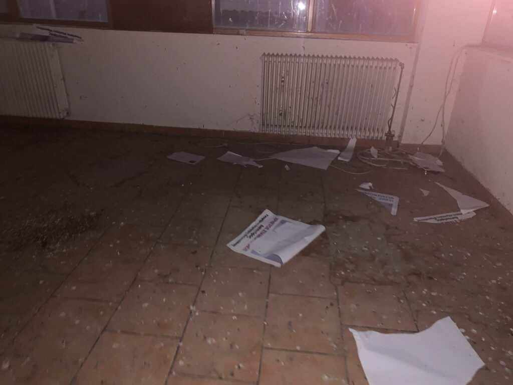 Μήνυση του ιδιοκτήτη για τους βανδαλισμούς του Εκλογικού Κέντρου της ΑΜΕΣΗΣ ΔΗΜΟΚΡΑΤΙΑΣ στην Οιχαλία