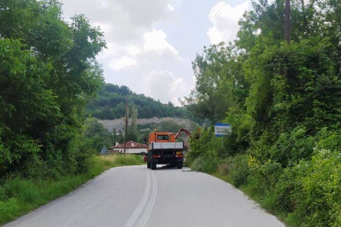 Πεσμένο κλαδί στην Τρικάλων-Γρεβενών εμπόδιζε επικίνδυνα τη διέλευση οχημάτων