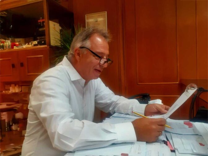 Έχει πρόγραμμα και αυτό βγαίνει στον κόσμο…