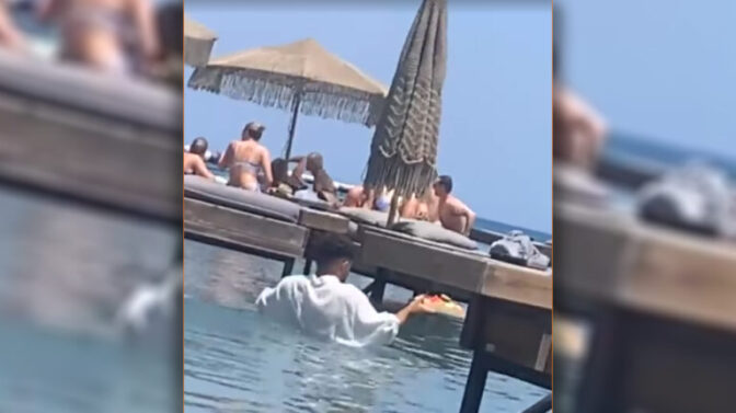 Σερβιτόρος σε beach bar παραδίδει παραγγελία σχεδόν… κολυμπώντας! (βίντεο)