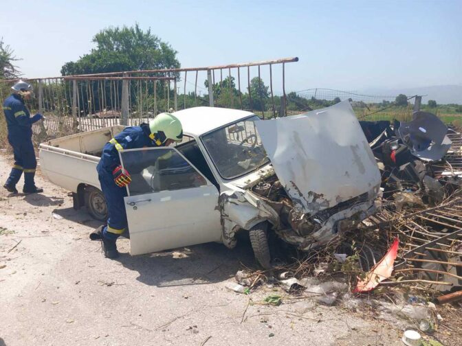 Τρίκαλα: Τρελή πορεία αυτοκινήτου που κατέληξε σε μάντρα (φωτό)