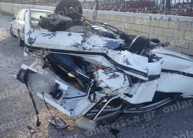 Αυτοκίνητο προσέκρουσε σε σταθμευμένο ΙΧ, το αναποδογύρισε και το παρέσυρε 20 μέτρα (φωτό)