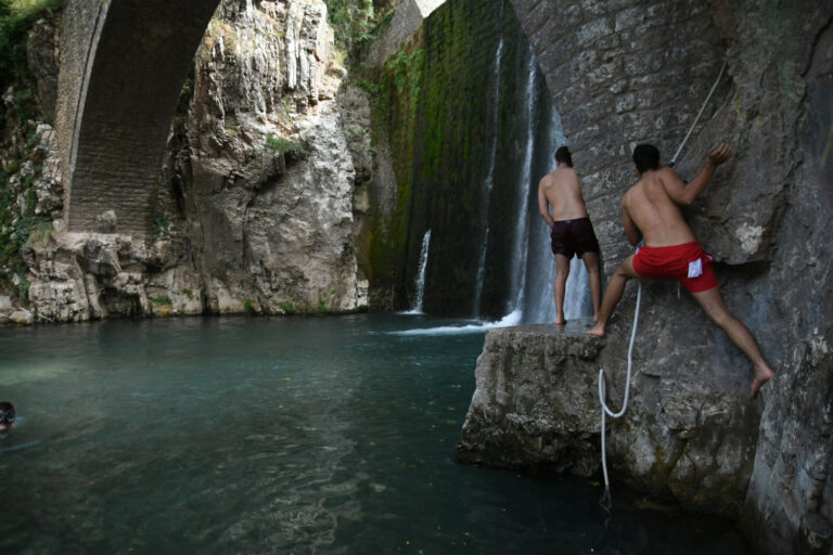Εντυπωσιακές εικόνες από τους Καταρράκτες Παλαιοκαρυάς (φωτό)