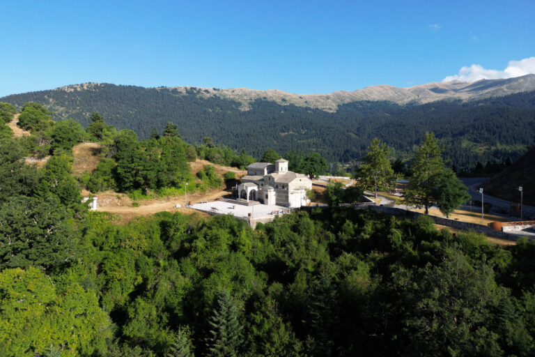 Η μοναδική Ιερά Μονή Αγίας Παρασκευής δεσπόζει στο Νεραϊδοχώρι Τρικάλων