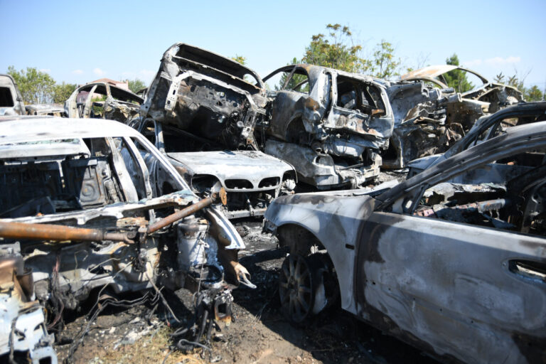 Λάρισα: Παρανάλωμα του πυρός έγιναν οχήματα μετά από φωτιά σε μάντρα (φωτό)