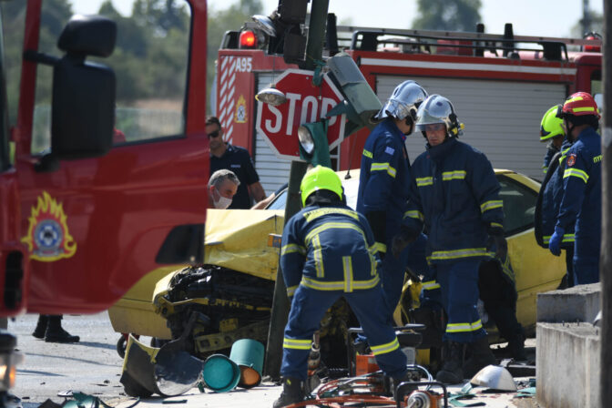 Φοβερό τροχαίο στη Λάρισα – Επιχείρηση απεγκλωβισμού (φωτό)