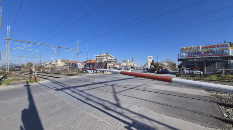 Λάρισα: Οικογένεια παραλίγο να εγκλωβιστεί στις μπάρες