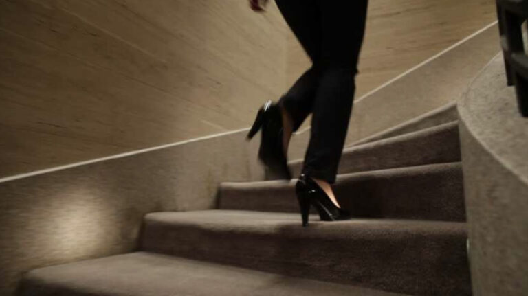 Λάρισα: Γυναίκα τραυματίστηκε σοβαρά πέφτοντας από σκάλες πολυκατοικίας